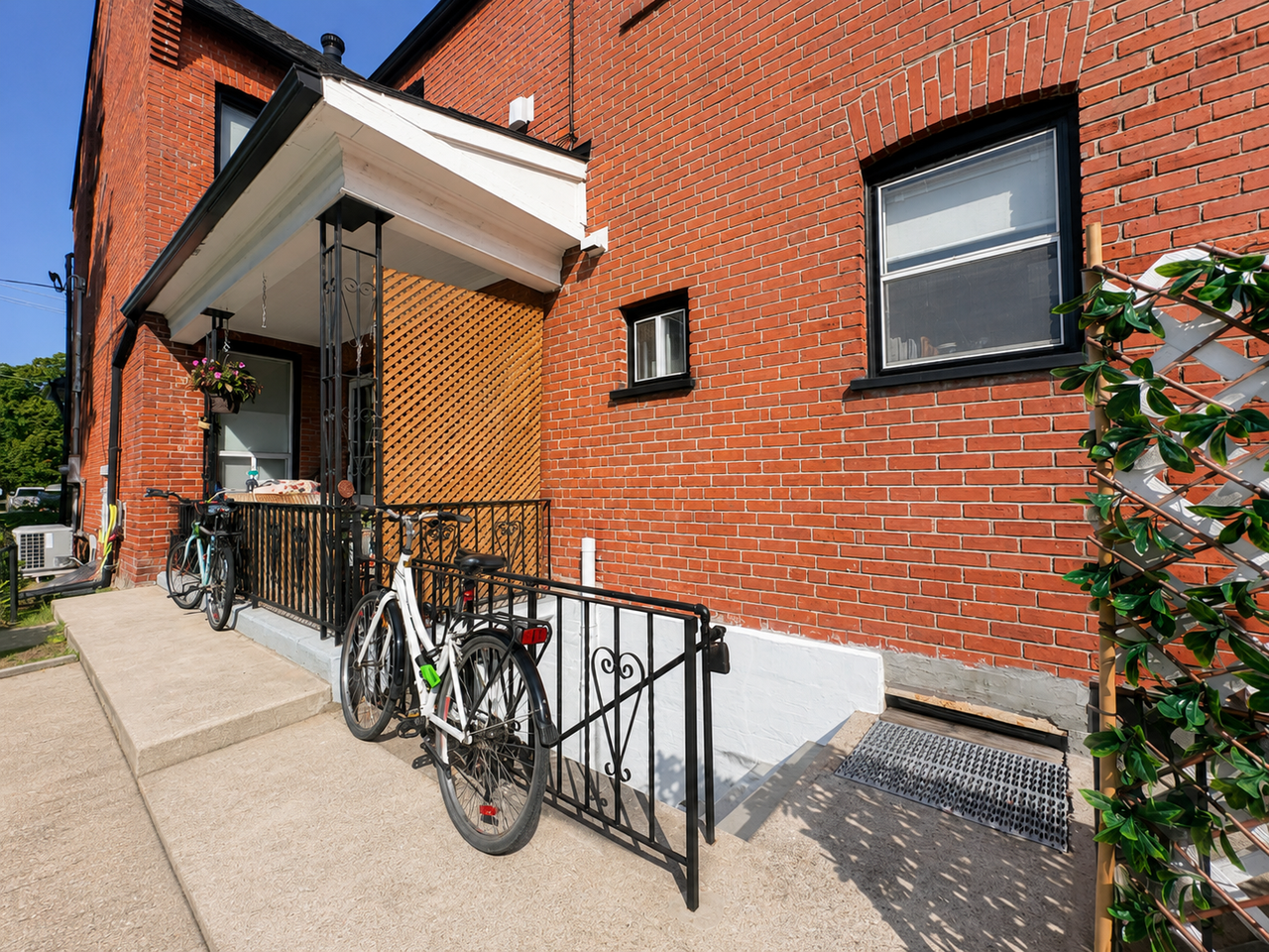 355 Dovercourt Road #B - Photo 2 of 9