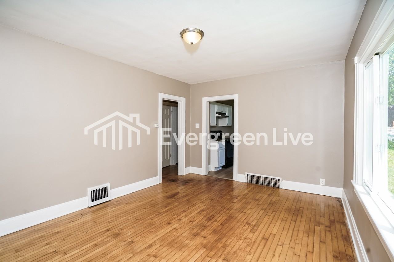 3944 S Lipton Ave - Photo 3 of 15