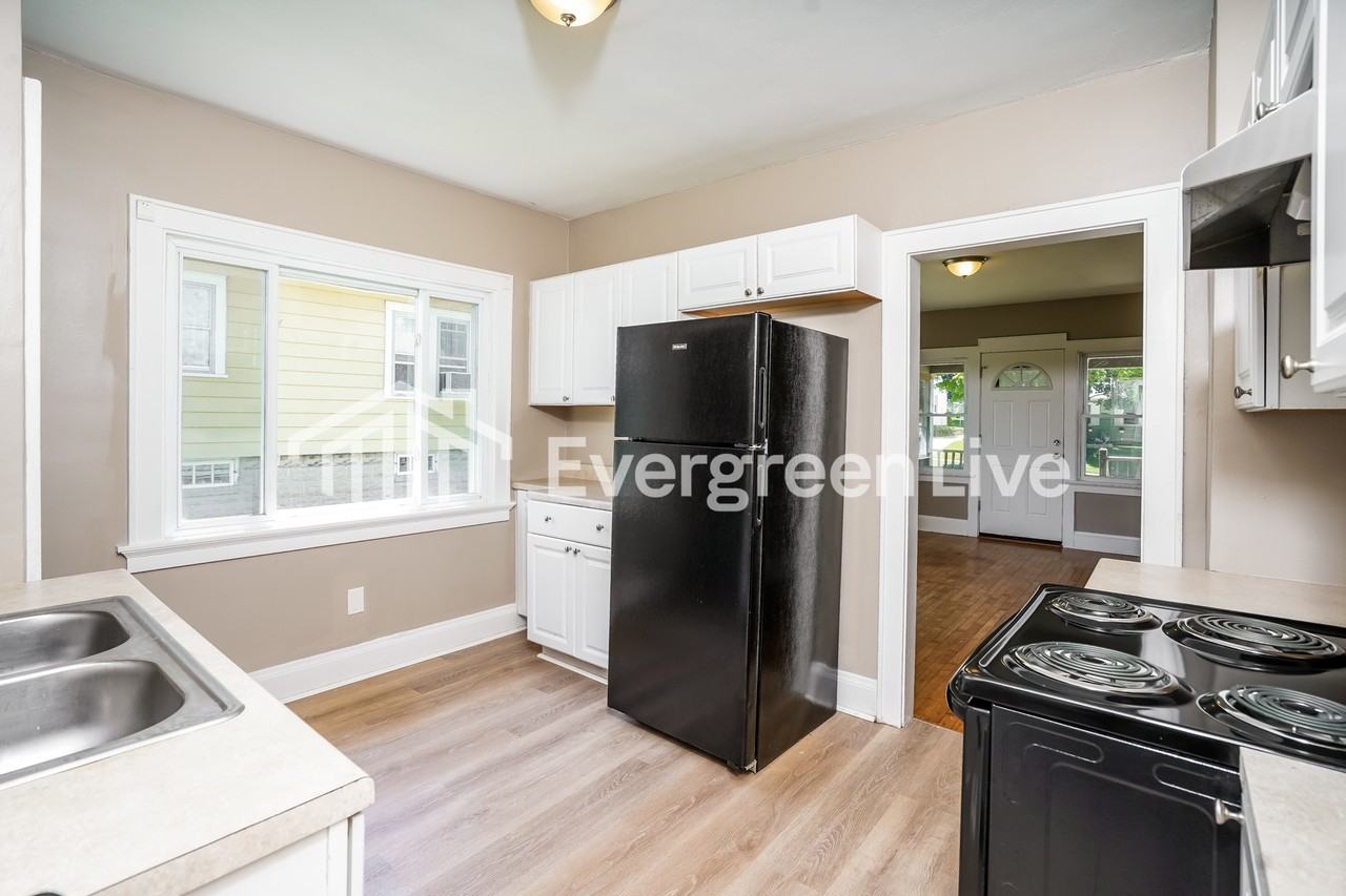 3944 S Lipton Ave - Photo 4 of 15