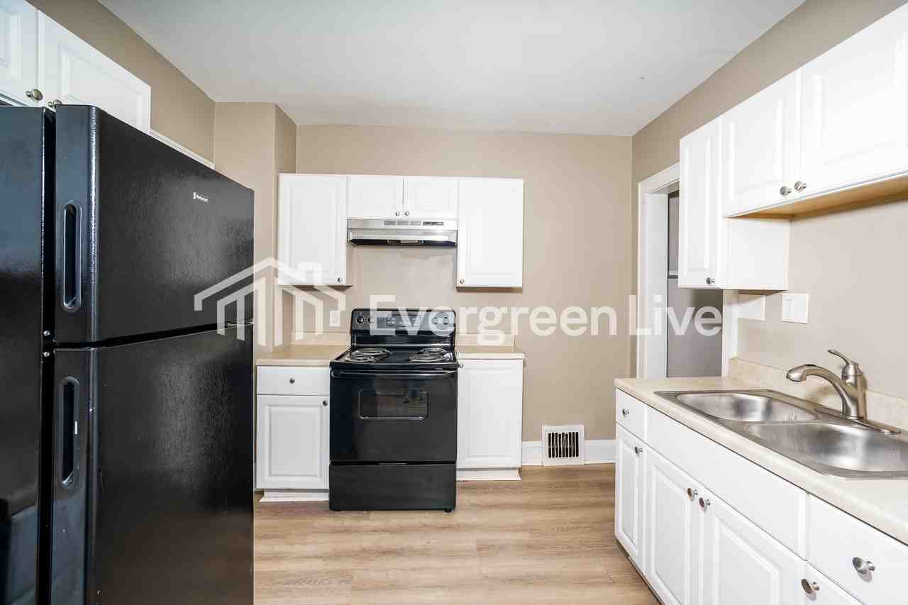 3944 S Lipton Ave - Photo 5 of 15