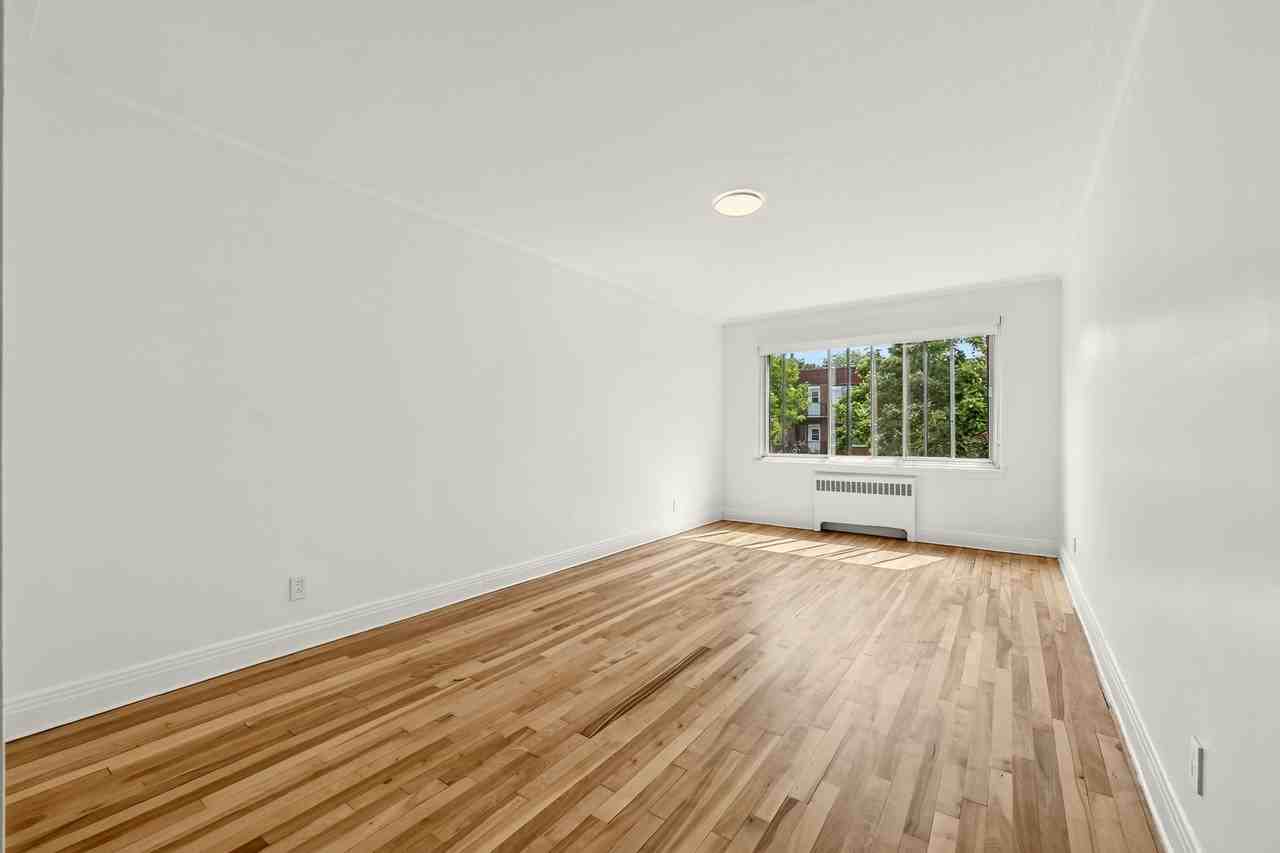 4585 Dupuis Avenue - Photo 6 of 50