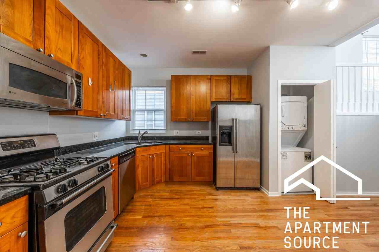 2320 W Adams St #5 - Photo 4 of 33