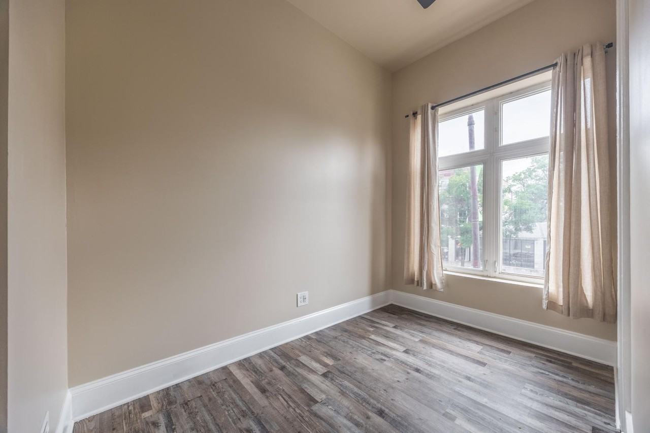 1102 N California Ave #2 - Photo 4 of 27