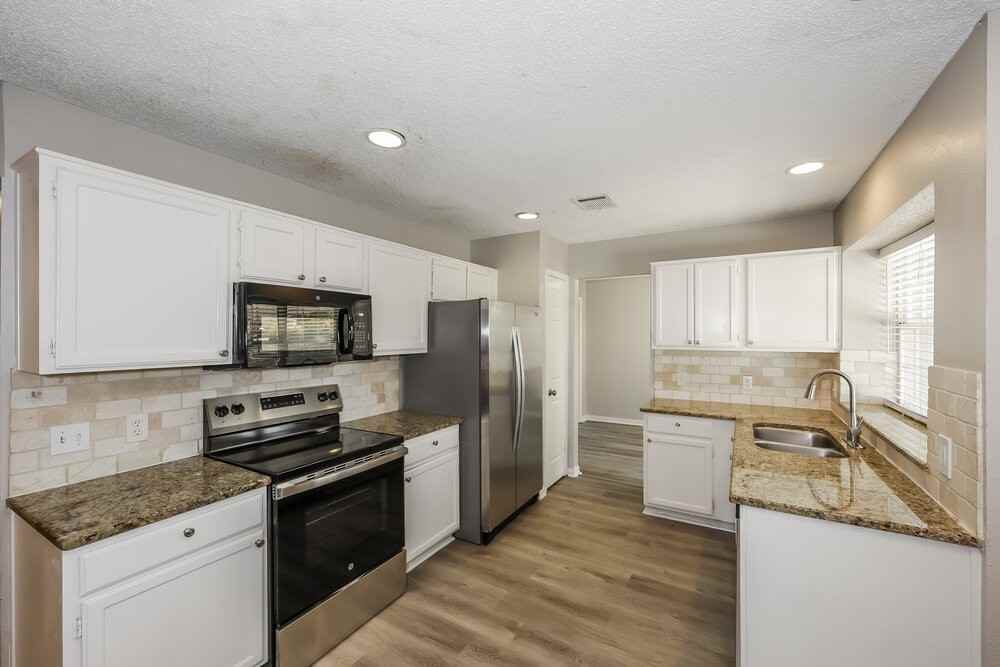 930 Danforth Pl - Photo 6 of 17