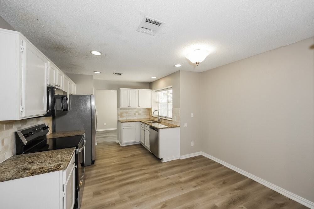 930 Danforth Pl - Photo 7 of 17