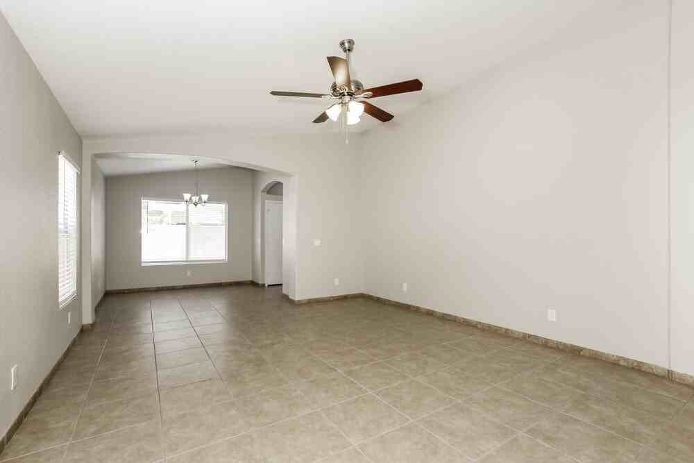 20211 N 31st St - Photo 4 of 16