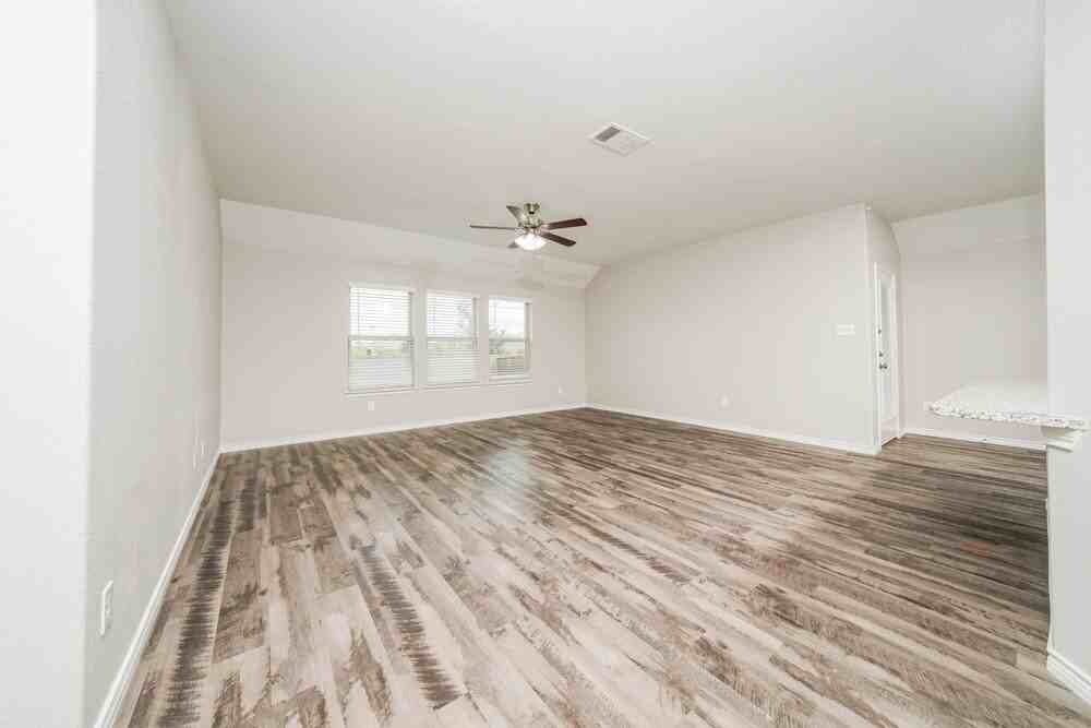 272 Jefferson Ln - Photo 4 of 21