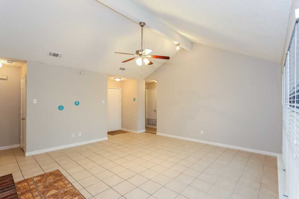 1365 Roan Dr - Photo 5 of 16