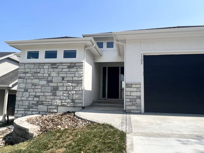 1302 Sw Heartwood Dr - Photo 2 of 40