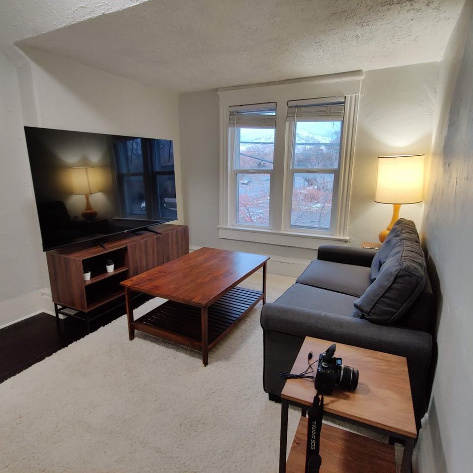 380 E St - Photo 3 of 16
