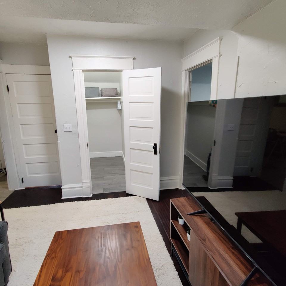 380 E St - Photo 4 of 16