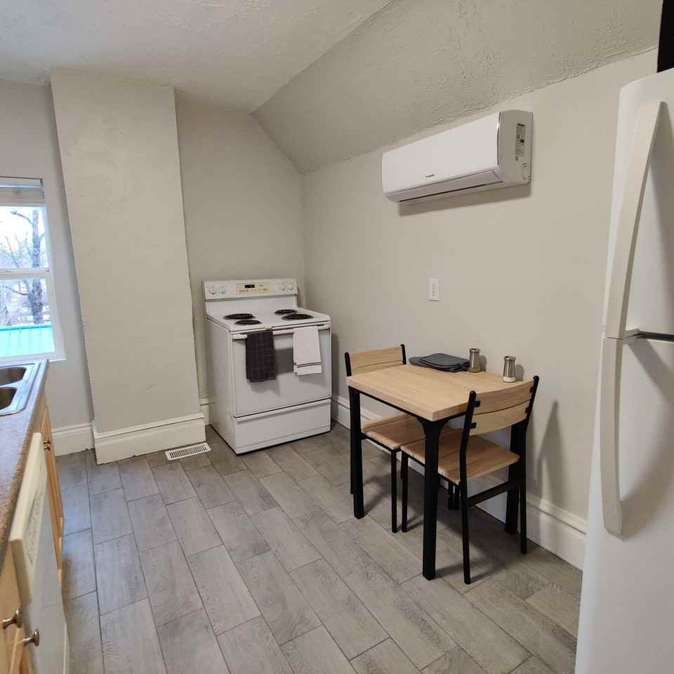 380 E St - Photo 7 of 16