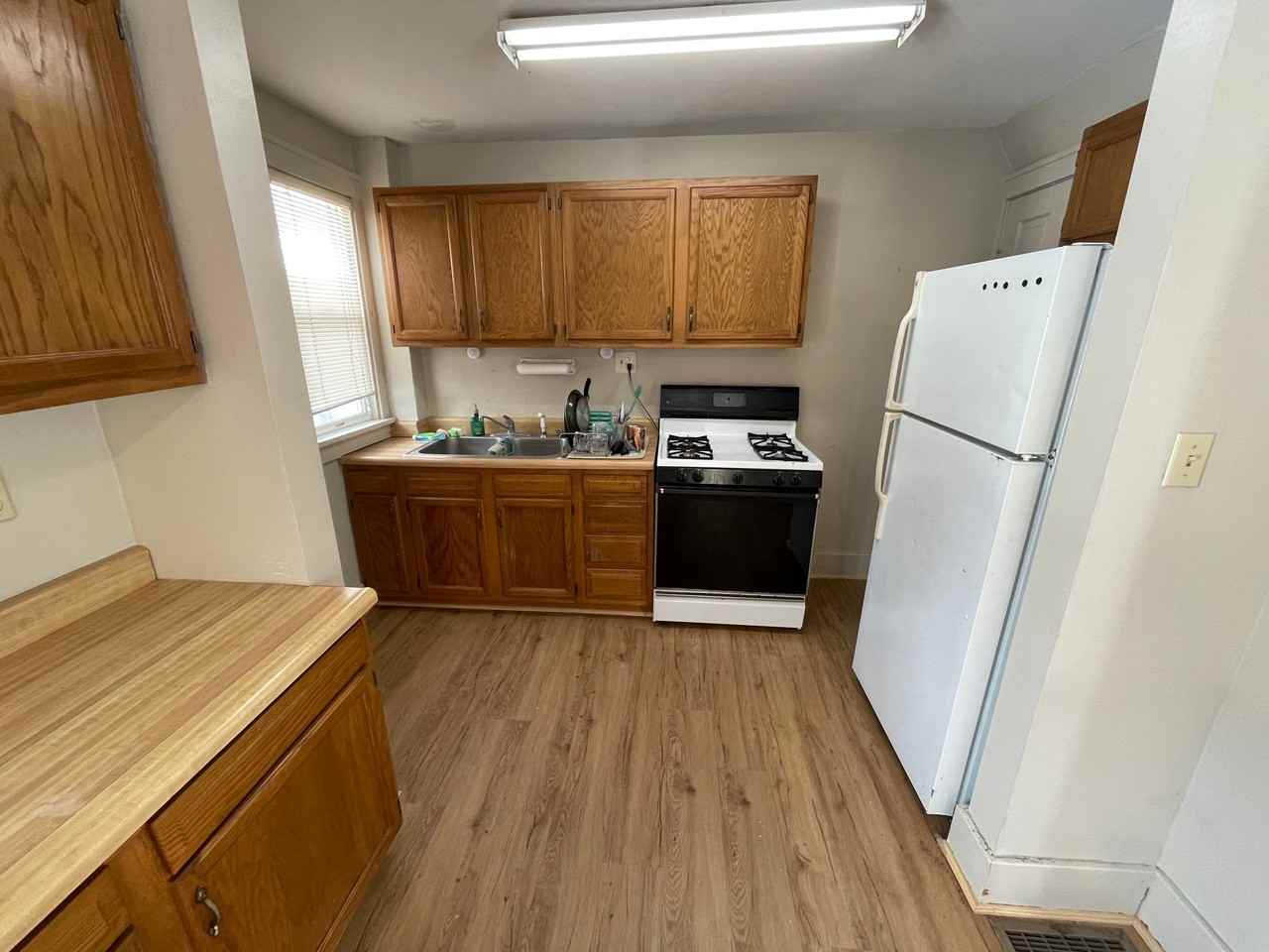 411 W 7th St - Photo 3 of 4