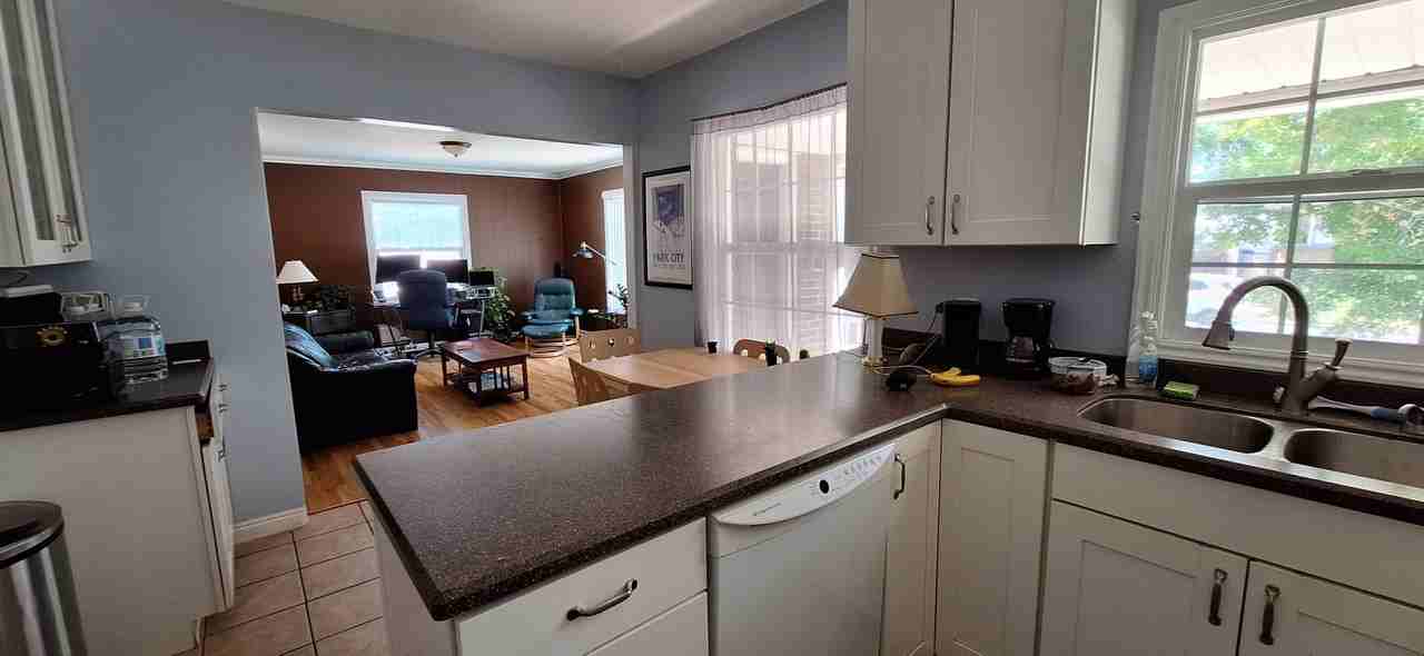 1347 E St - Photo 2 of 7