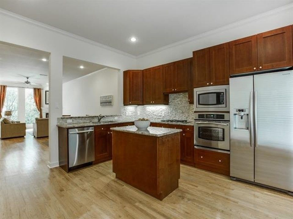 1406 Pecos St - Photo 4 of 20