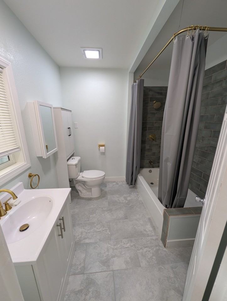 724 N Wabash Ave - Photo 2 of 18