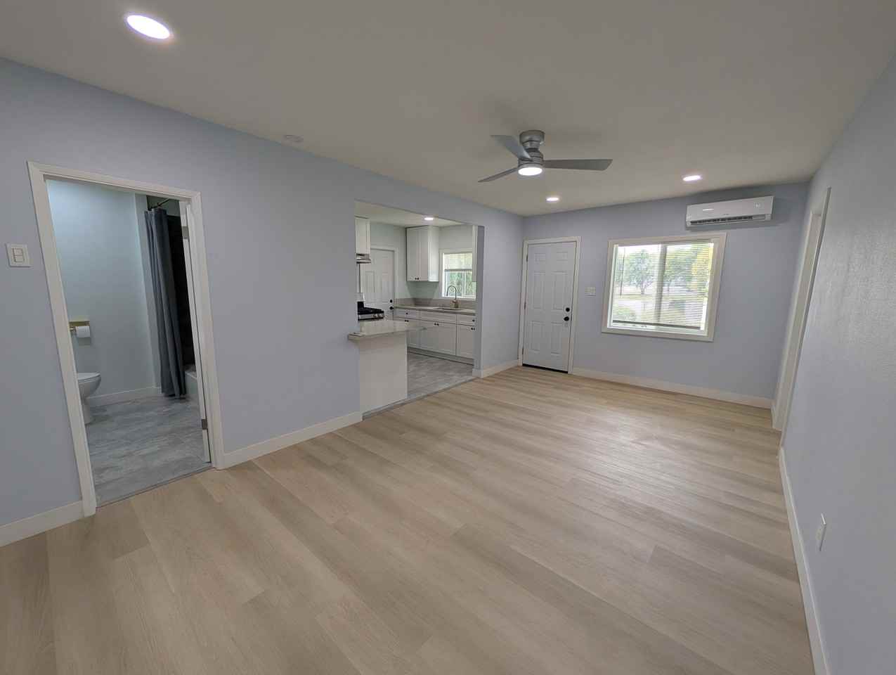 724 N Wabash Ave - Photo 3 of 18
