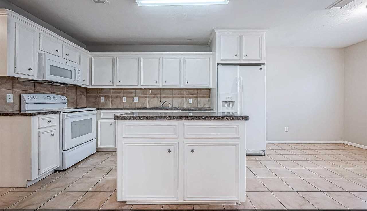 10043 Morocco Rd - Photo 3 of 10