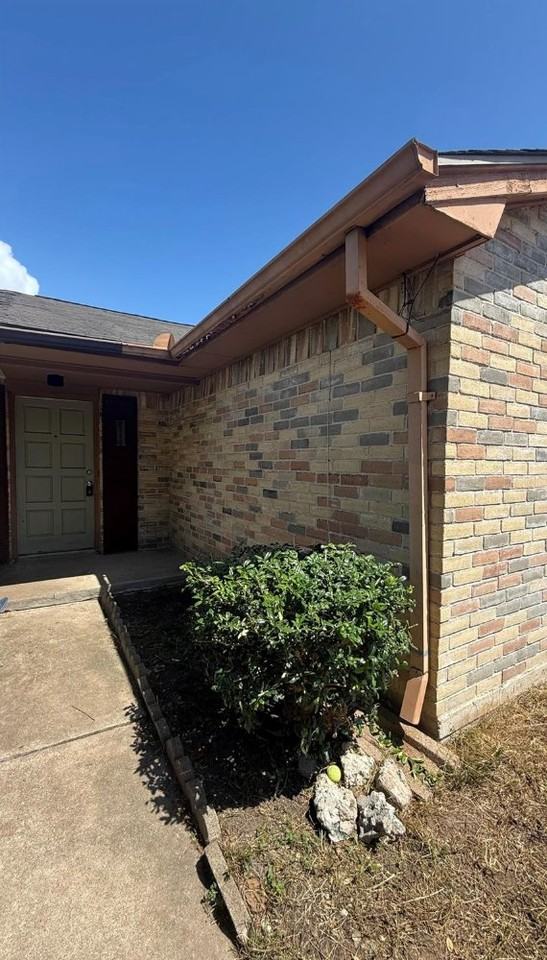 9511 Bollingbrook Dr - Photo 2 of 17