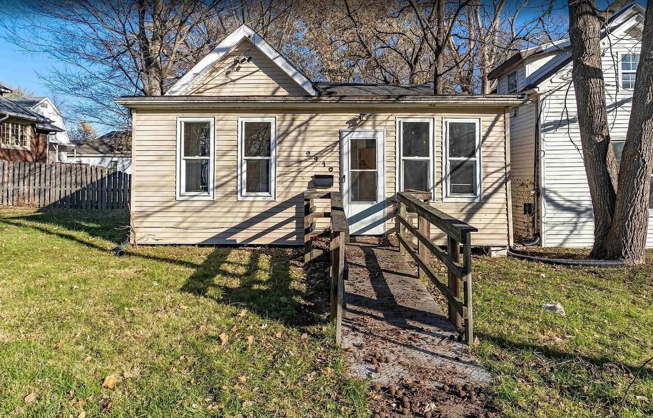 2410 N Ellis St - Photo 2 of 11