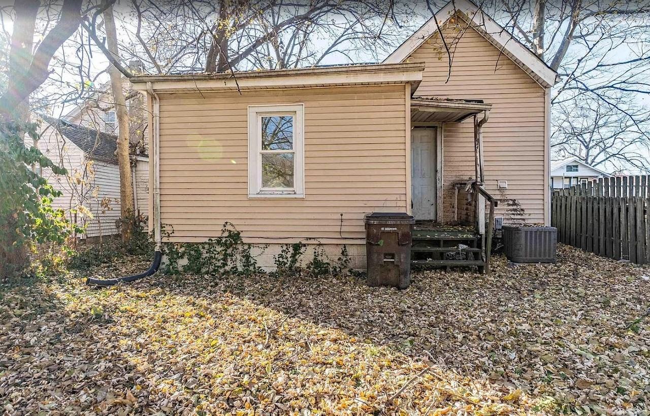 2410 N Ellis St - Photo 3 of 11
