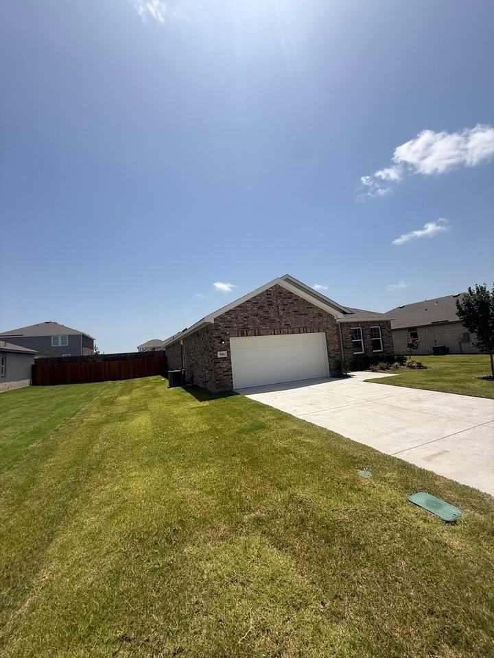 906 Independence Trl - Photo 2 of 16