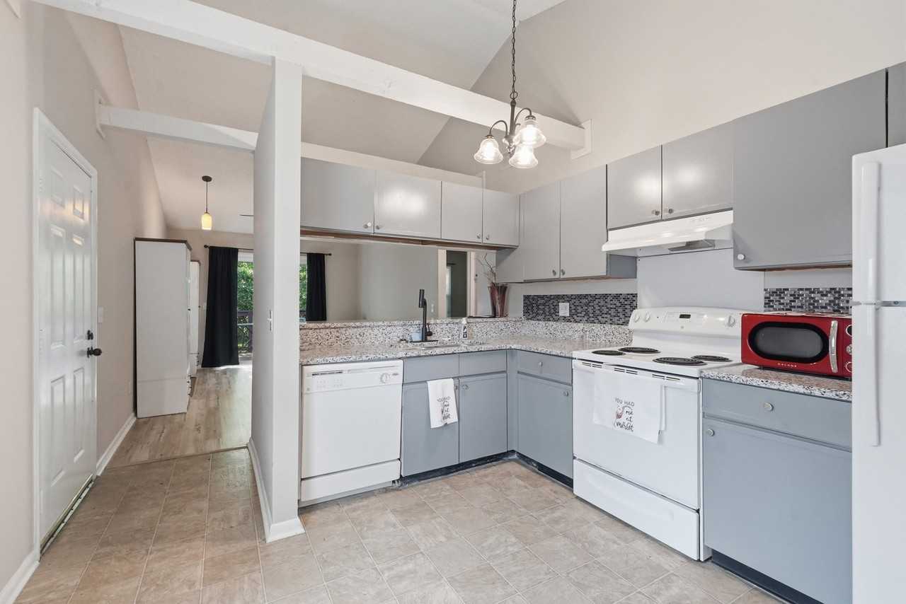 4610 Woodside Dr - Photo 4 of 9