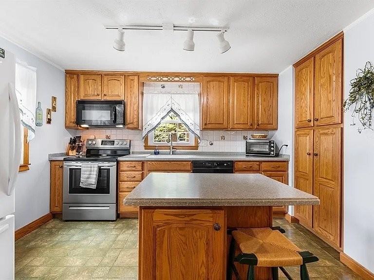 187 Riverview St - Photo 2 of 18