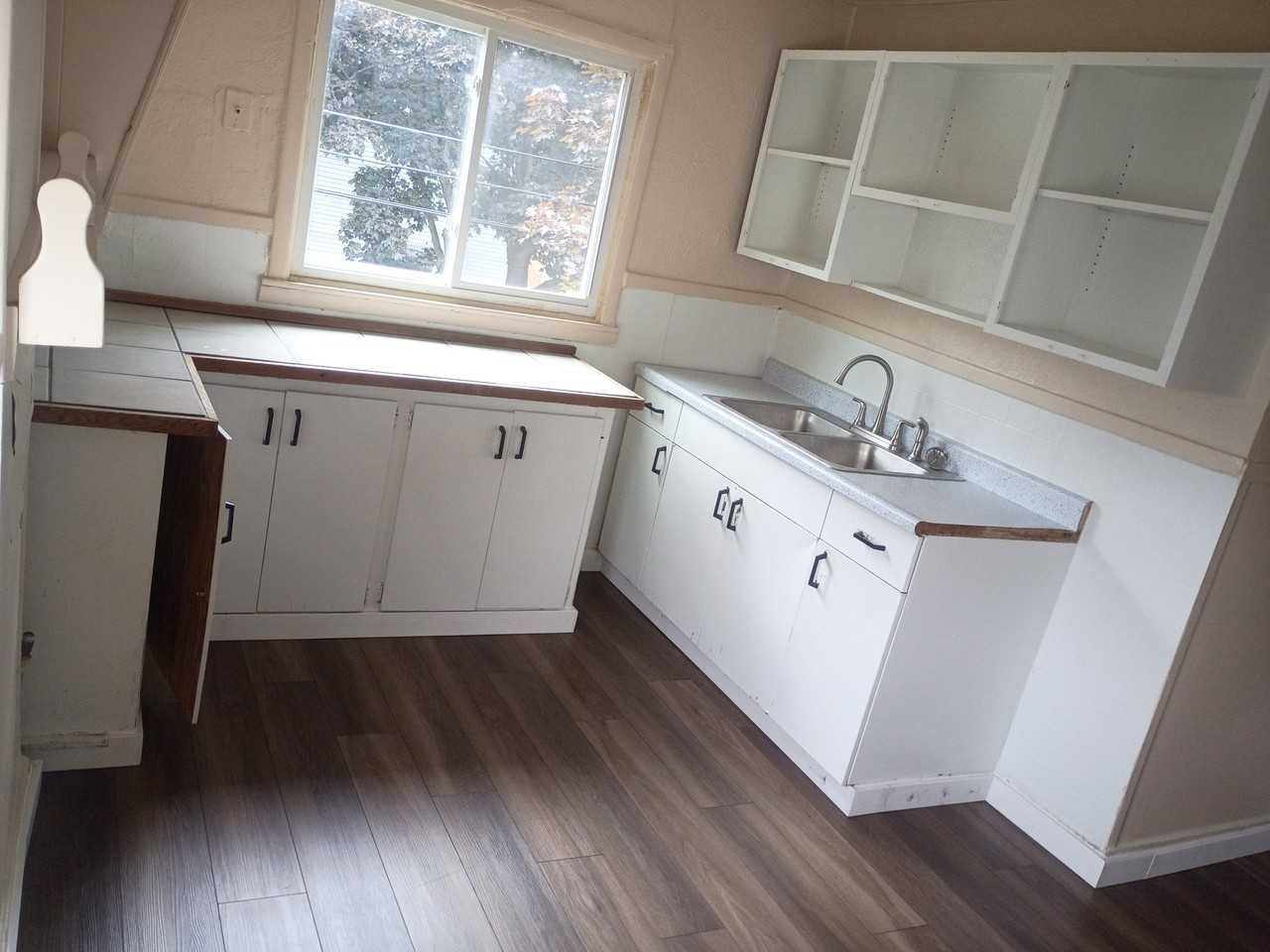 347 Ludington St - Photo 2 of 16