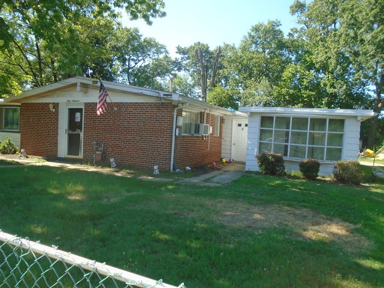 300 Gloucester Dr - Photo 2 of 7