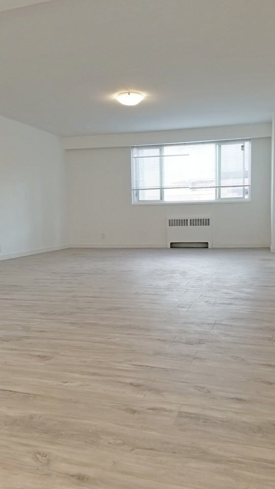 4695 Kingsway - Photo 4 of 10
