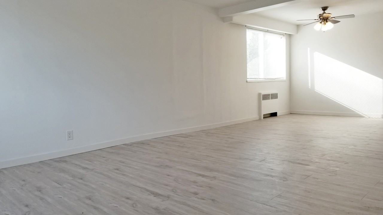 4695 Kingsway - Photo 3 of 10