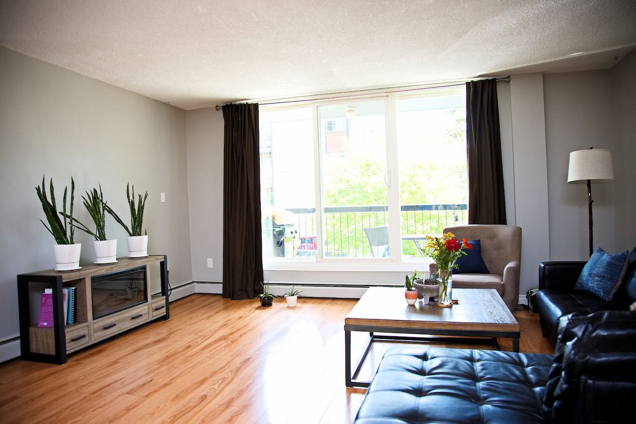 2137 - 2137 17 Street Southwest - Photo 2 of 9