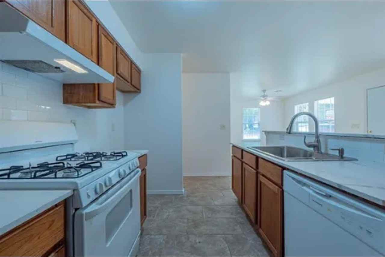 1601 Nw 46th St #NA - Photo 4 of 11