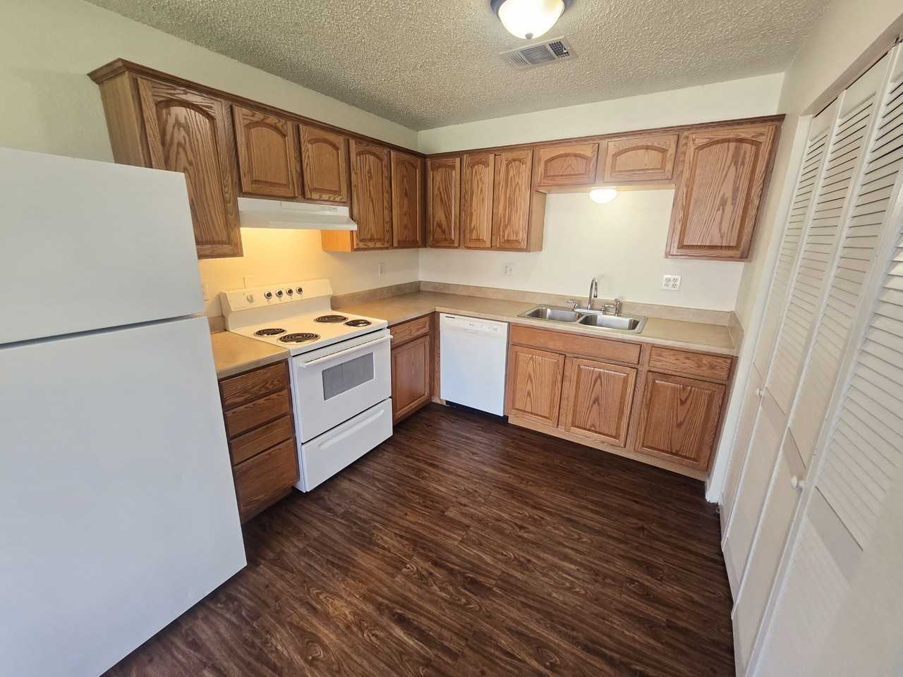 102 Lady Bird Ln #D - Photo 2 of 8
