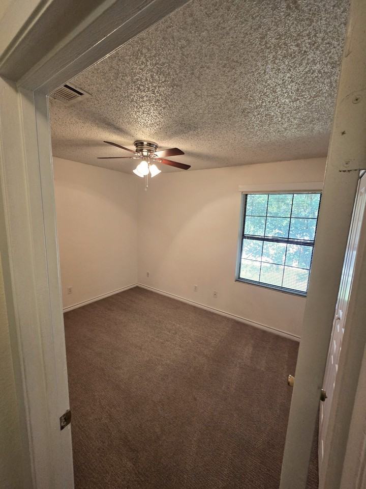 102 Lady Bird Ln #D - Photo 7 of 8
