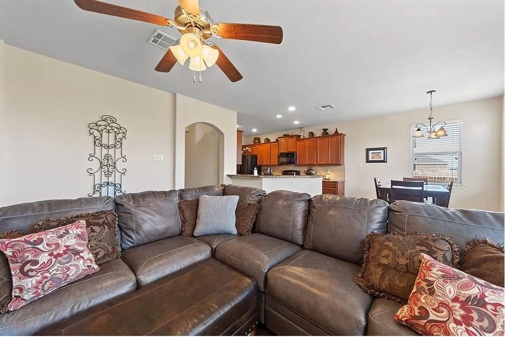 1701 Twin Hills Way - Photo 4 of 12