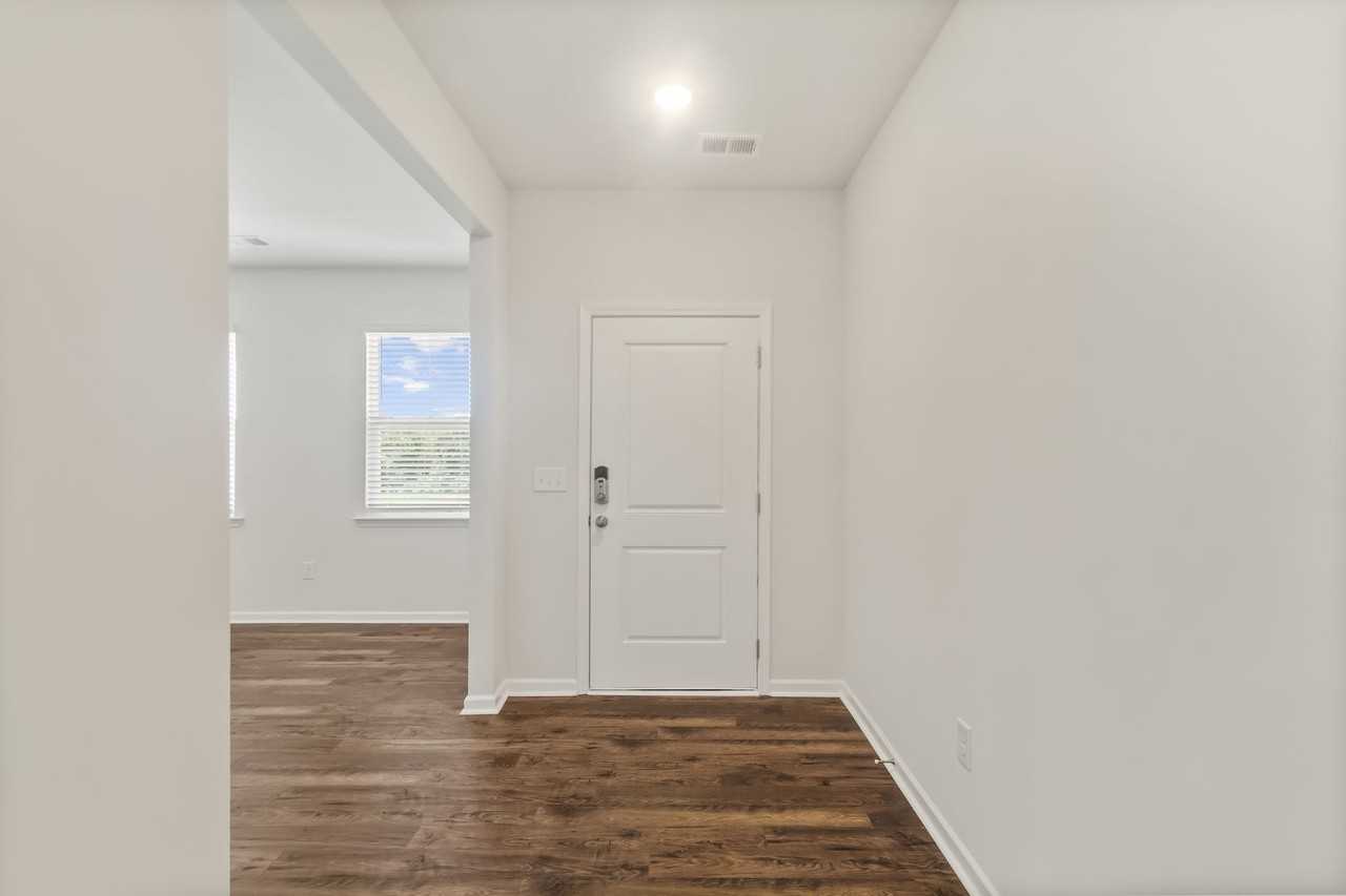 1021 Skidaway Dr - Photo 4 of 45