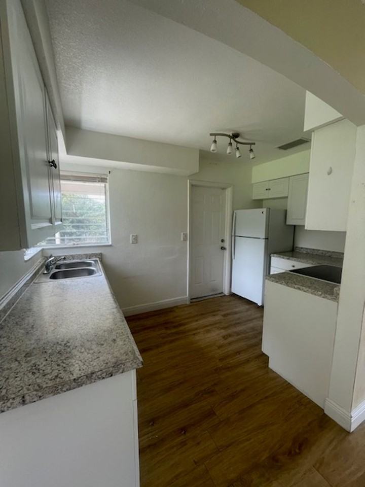 1023 Gerona Ave - Photo 4 of 10