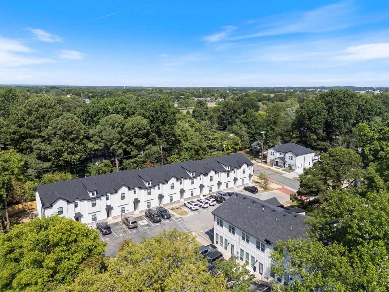Student Housing Near the University of Arkansas (4bed/3bath) - Photo 2 of 14