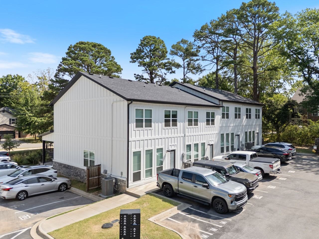 Student Housing Near the University of Arkansas (4bed/3bath) - Photo 3 of 14