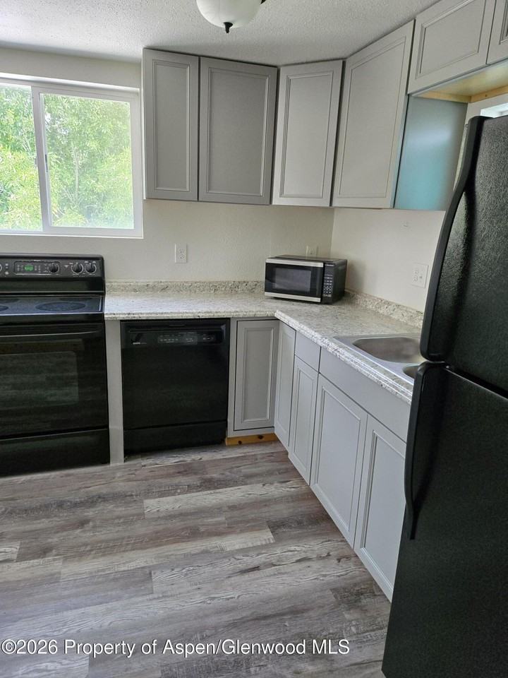 561 1/2 Barclay St - Photo 3 of 7