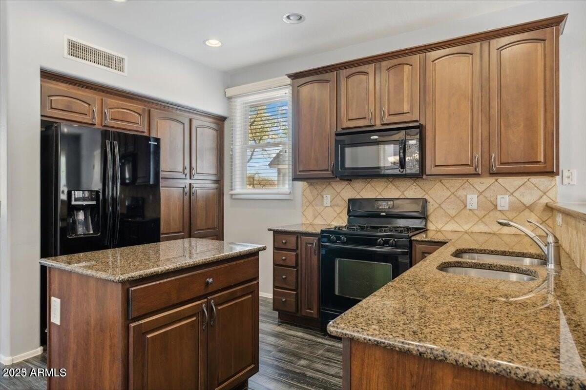 2233 E Pecan Rd - Photo 3 of 18