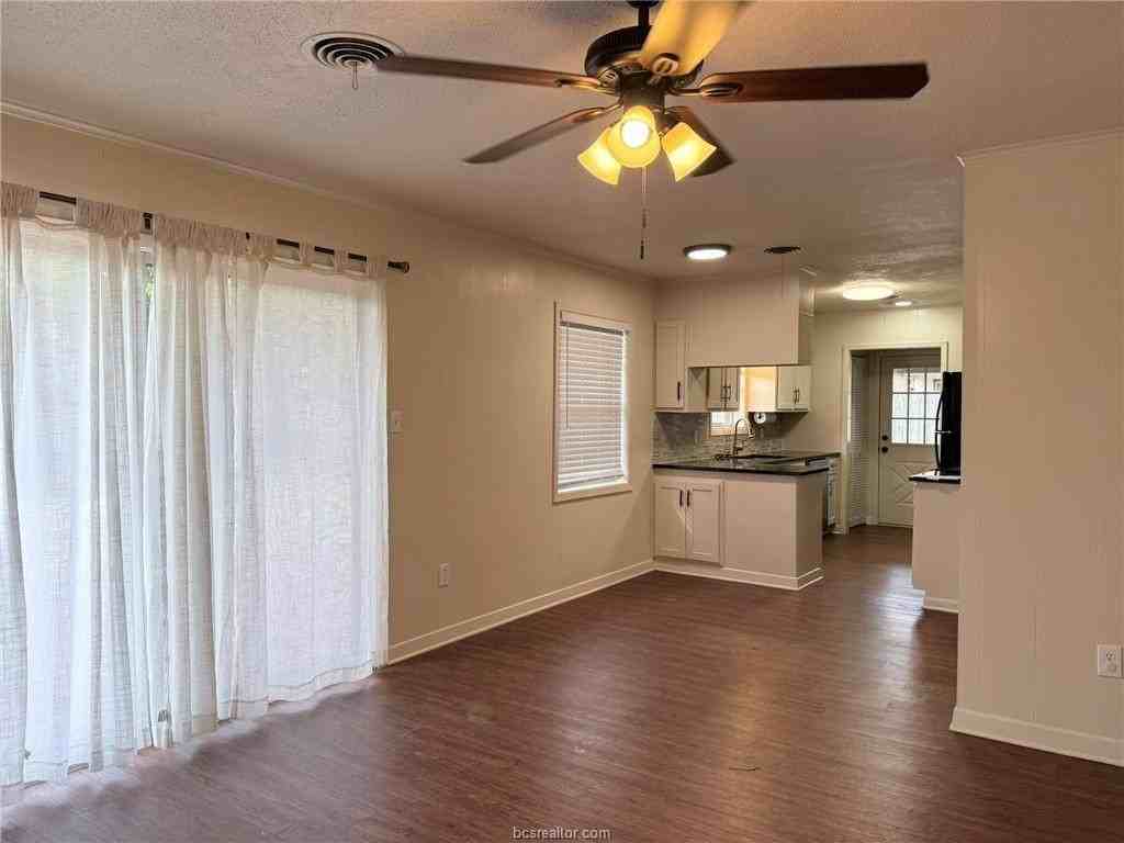 1208 Haines Dr - Photo 3 of 15