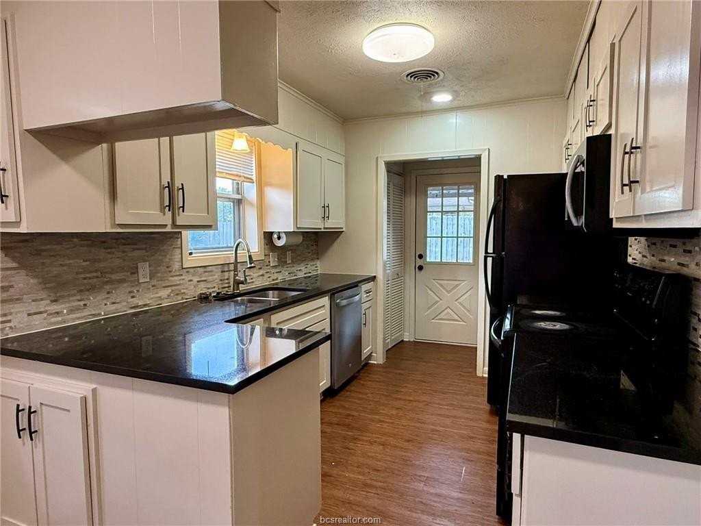 1208 Haines Dr - Photo 4 of 15