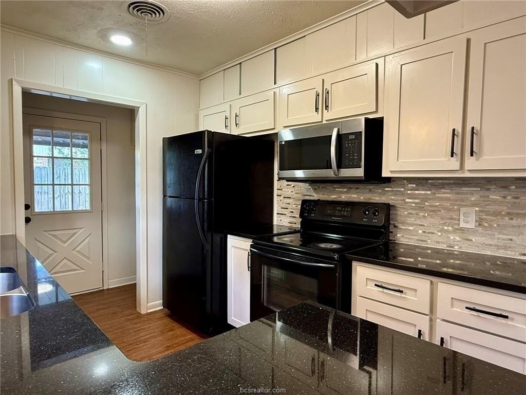 1208 Haines Dr - Photo 5 of 15