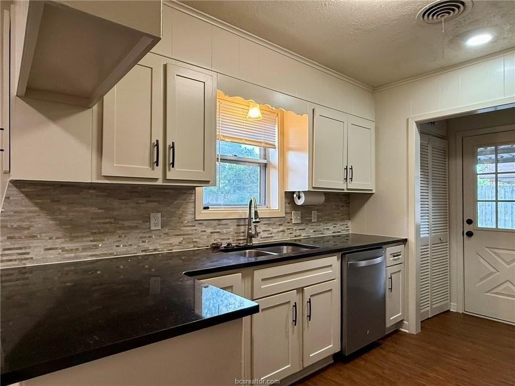 1208 Haines Dr - Photo 6 of 15