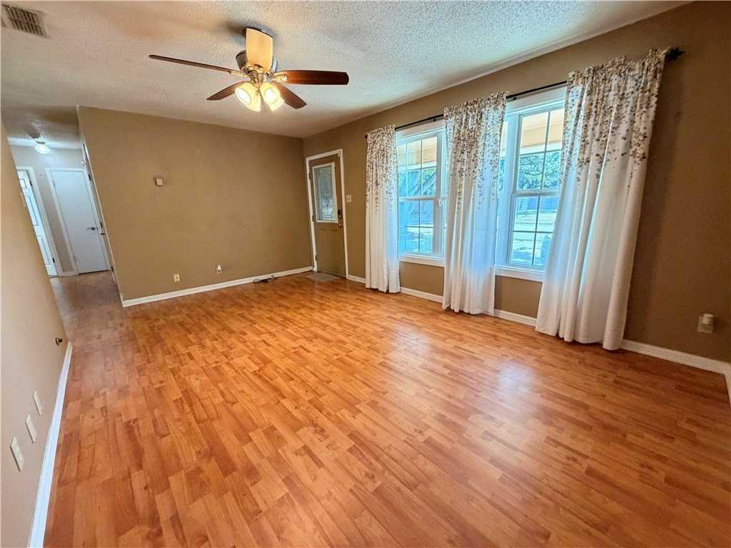 1708 Crosby St - Photo 4 of 30