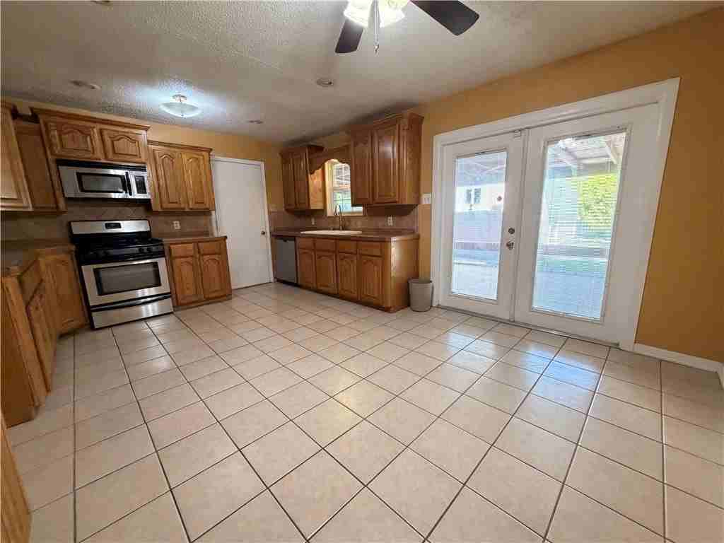 1708 Crosby St - Photo 6 of 30