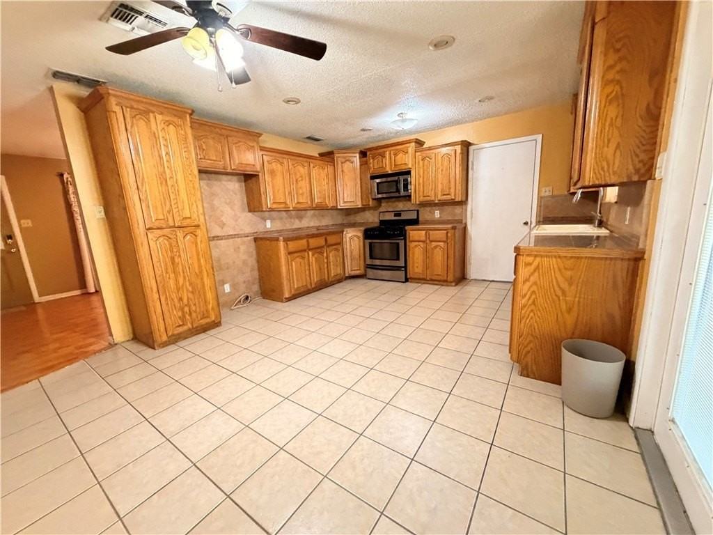 1708 Crosby St - Photo 7 of 30